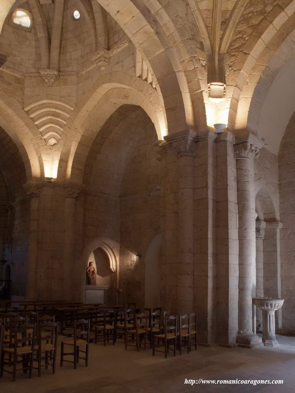 NAVE CENTRAL Y LATERAL SUR DESDE LOS PIES DEL TEMPLO